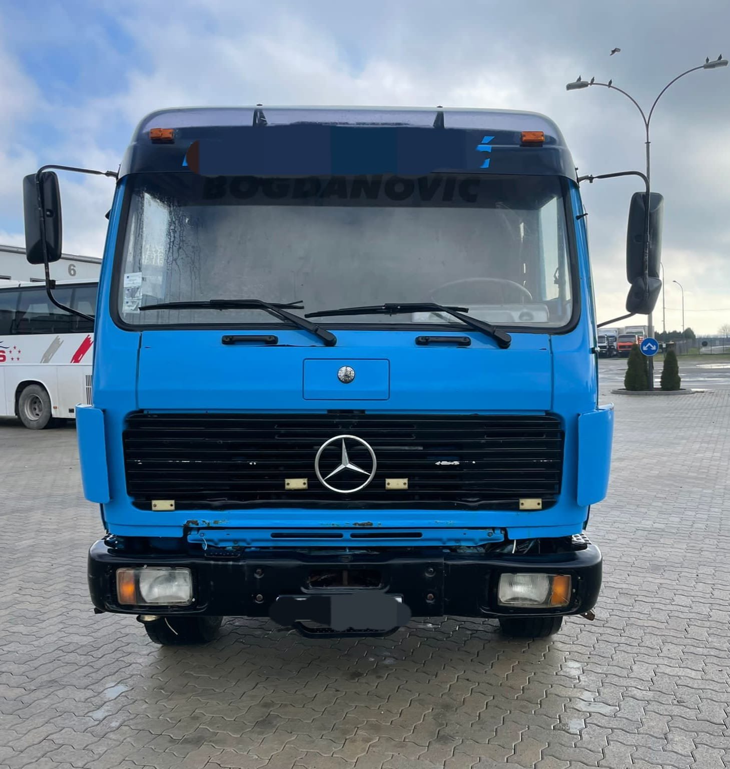 Merceces 1622 Truck