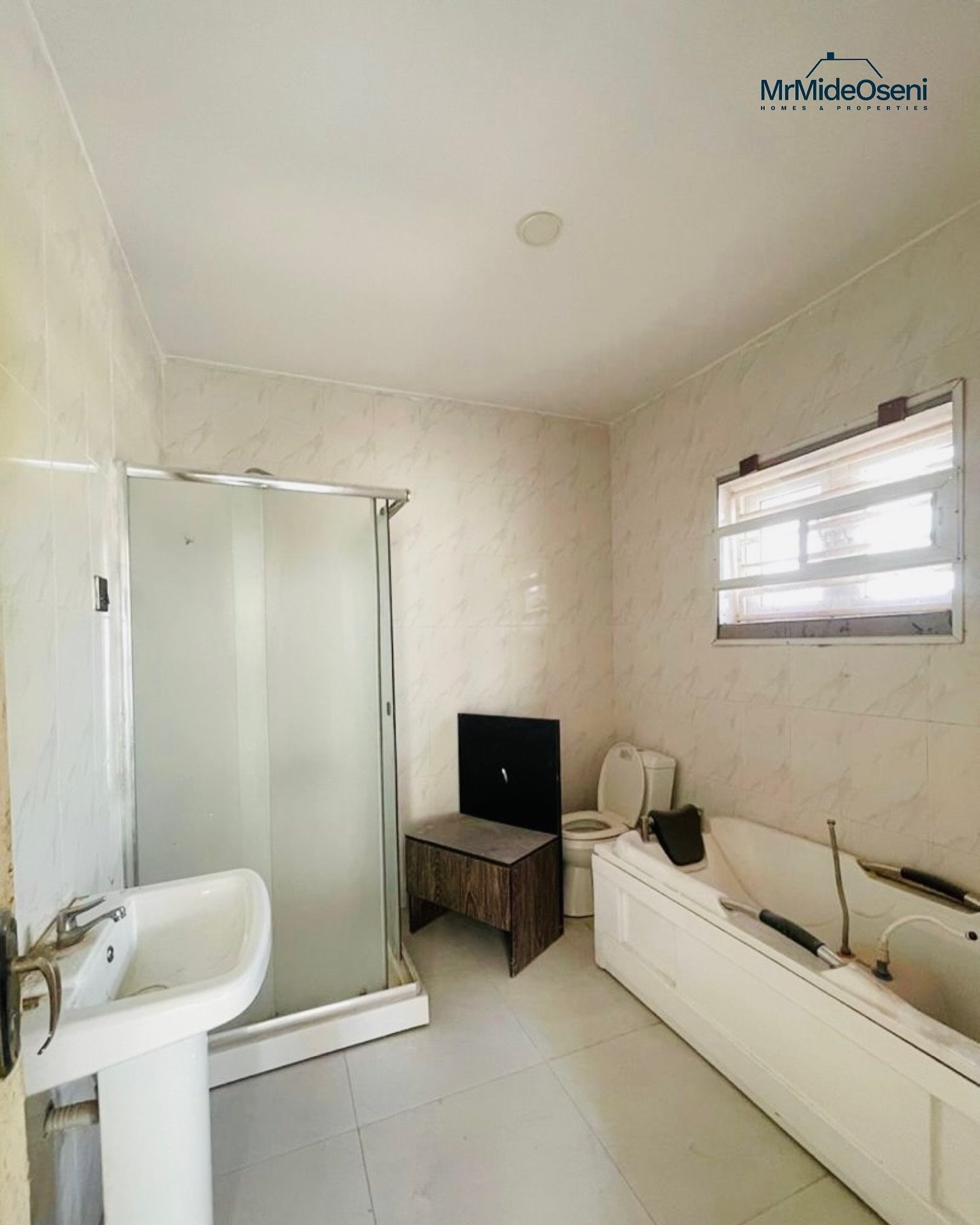 4 bedroom semidetached duplex sitting on 400 sqms no