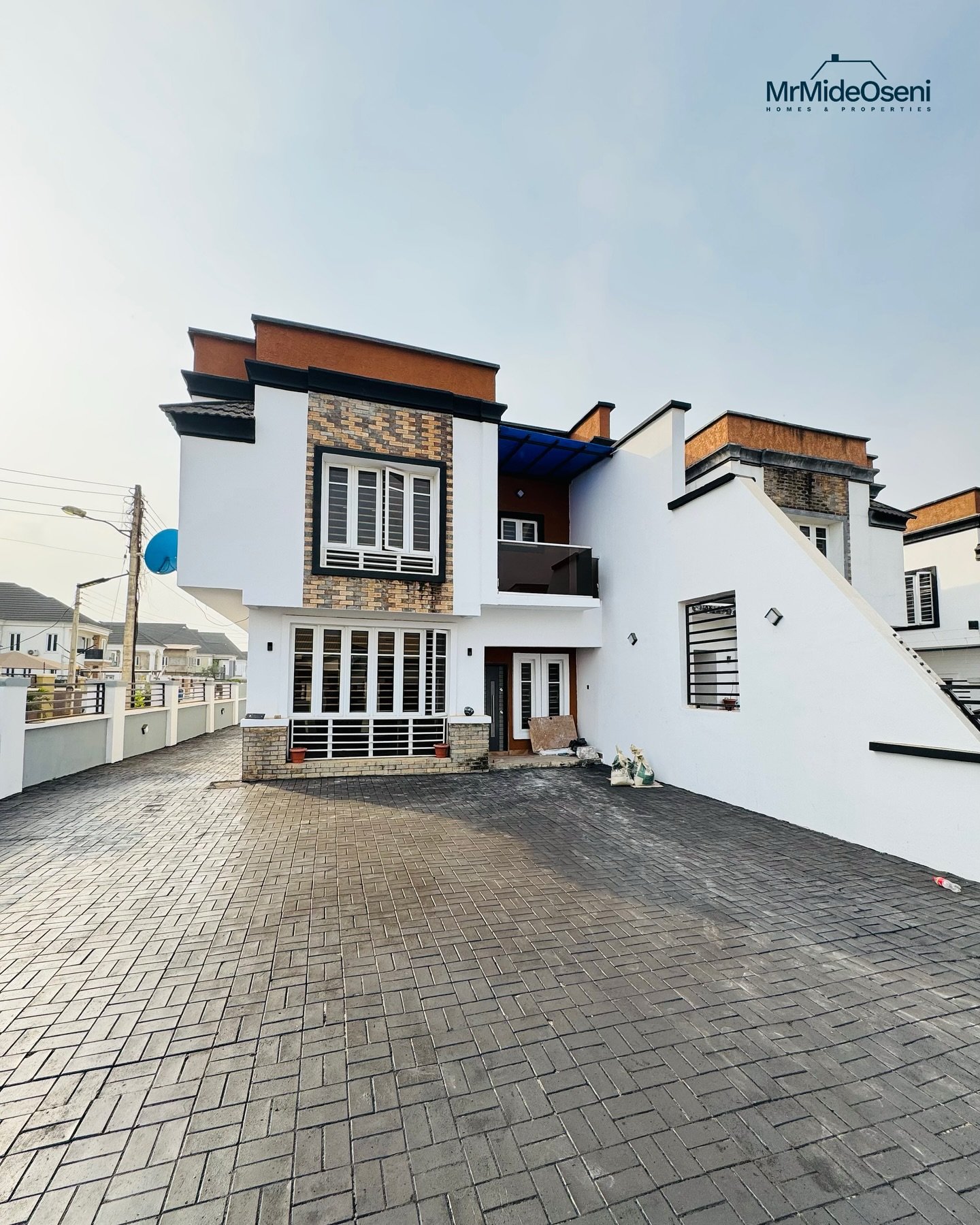 4 bedroom semidetached duplex sitting on 400 sqms no