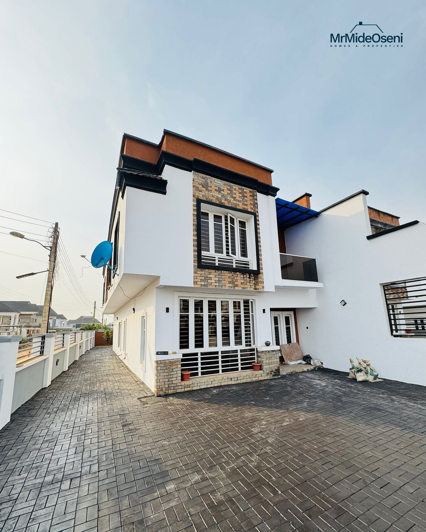 4 bedroom semidetached duplex sitting on 400 sqms no